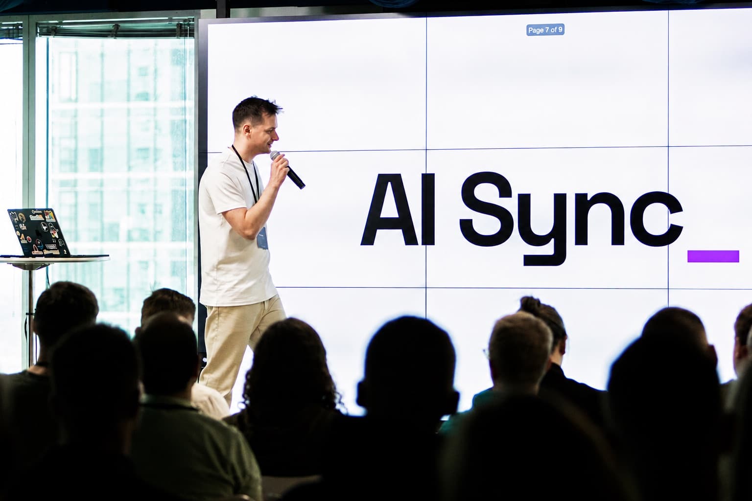 Michał Stybowski moderiert die Veranstaltung AI Sync